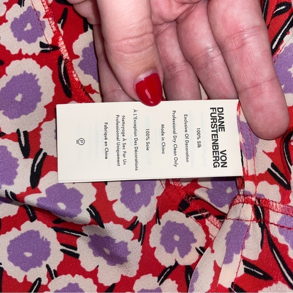 Diane Von Furstenberg 100% Silk Alexia Red and Purple Floral Wrap Top Size 8 - Picture 7 of 8